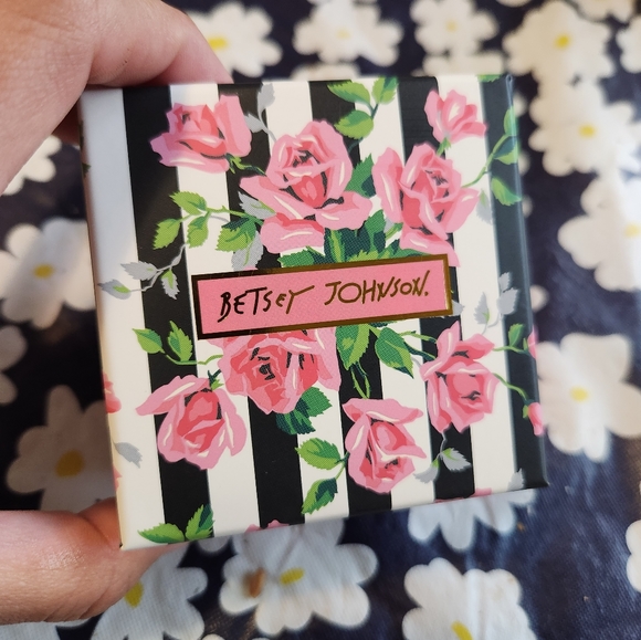 Betsy Johnson Bee 🐝 Earrings, New in Box - Picture 2 of 2